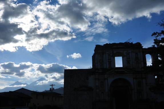 Uma das muitas igrejas em ruínas (terremotos!) no centro de Antigua, na Guatemala